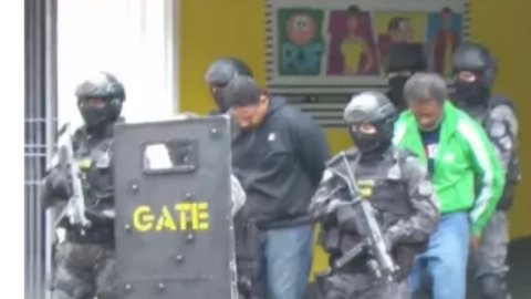 Quatro pessoas foram liberadas após negociação dos criminosos com a PM - Imagem: reprodução Globonews