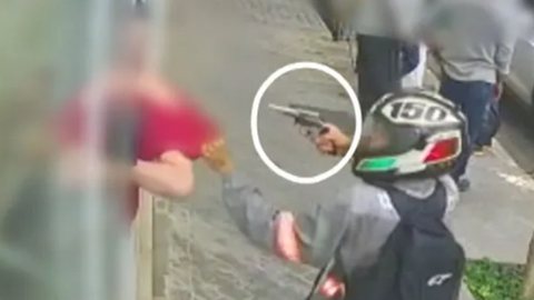 Homem fica com arma na cabeça e é obrigado a se ajoelhar em assalto - Foto: Reprodução / Band TV