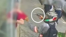 Homem fica com arma na cabeça e é obrigado a se ajoelhar em assalto - Foto: Reprodução / Band TV
