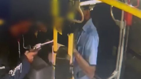 Um dos assaltantes envolvido no assassinato de um cobrador de ônibus deu depoimento à polícia. - Imagem: reprodução I Youtube Record TV Brasília