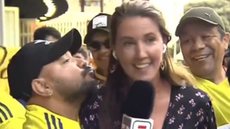Gemma Soler é beijada por torcedor durante entrada ao vivo - Reprodução: redes sociais