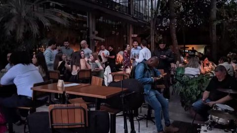 Associação ameaça acionar justiça contra Enel por apagão que prejudicou bares e restaurantes - Imagem: Reprodução / G1 / Fábio Tito