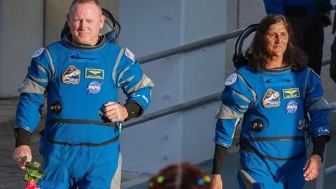 Sunita Williams e Barry Wilmore estão presos na estação espacial desde junho - Imagem: Reprodução / X / @camalees