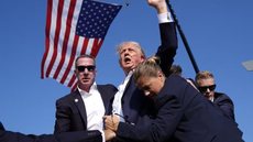 O atentado a Donald Trump em Butler, Pensilvânia, se tornou um marco na campanha eleitoral e na história política dos EUA - Foto: AP Foto/ Evan Vucci