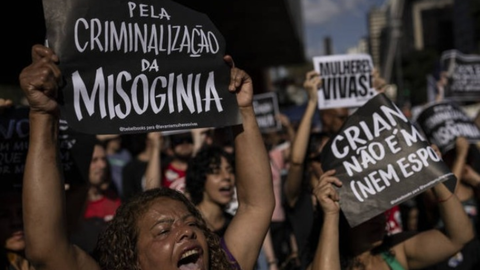 Mulheres lideraram manifestação em defesa do projeto que equipara misoginia ao racismo - Imagem: Bruno Santos | Folhapress