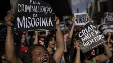 Mulheres lideraram manifestação em defesa do projeto que equipara misoginia ao racismo - Imagem: Bruno Santos | Folhapress