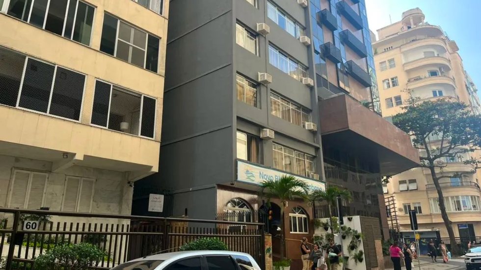 Ator famoso da Globo cai do 5º andar após quebrar janela de hotel - Imagem: reprodução g1