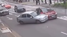 Imagens registraram o momento em que o ciclista foi prensado entre dois carros - Imagem: Reprodução
