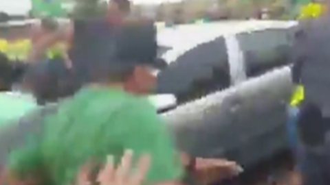 Vídeo mostra de perto atropelamento de bolsonaristas durante bloqueio de rodovia - Foto: Reprodução / Instagram