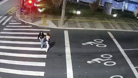 Jovens foram atropeladas enquanto atravessavam a faixa de pedestres na Avenida Goiás - Imagem: Reprodução | CGE