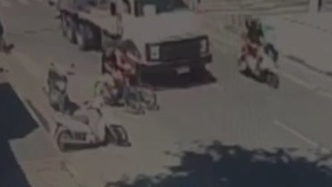 Ciclista de 20 anos morre atropelada por caminhão no Guarujá - Foto: Reprodução / Globo