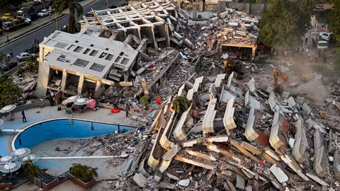 Prédios, casas e vias foram destruídos pela força dos abalos sísmicos registrados em junho - Imagem: Miguel Medina