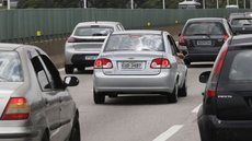 Automóveis mais antigos dominam as vendas em cenário de alta demanda. - Imagem: Reprodução/Agência Brasil.
