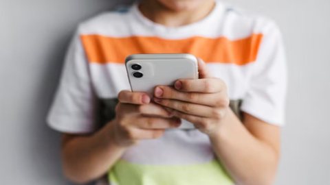 Plataformas enfrentam multas milionárias se descumprirem regras em 1 ano - Imagem: Reprodução / Freepik
