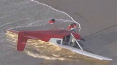 Em vídeo, avião com ex-prefeito cai em praia e deixa um morto - Imagem: reprodução Twitter