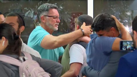 Mais de 214 brasileiros resgatados da guerra em Israel chegam no 2º voo da FAB - Imagem: reprodução TV Globo