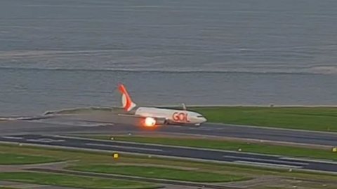 Turbina de avião pega fogo em decolagem e causa pânico entre passageiros - Imagem: reprodução