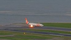 Turbina de avião pega fogo em decolagem e causa pânico entre passageiros - Imagem: reprodução