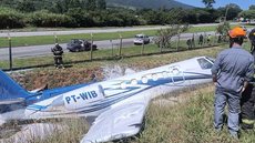 O Cessna Citation 550, que decolou de Bragança Paulista, não conseguiu parar na pista e atingiu um barranco próximo ao hangar - Imagem: Reprodução / Rede VOA