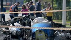 O Centro de Investigação e Prevenção de Acidentes Aeronáuticos investiga as causas do acidente que chocou a cidade. - Imagem: Reprodução | Nelson Almeida/AFP
