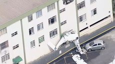 Testemunhas relataram que o avião voava em baixa altitude e parecia tentar desviar de uma escola antes da queda - Imagem: Reprodução/Globocop