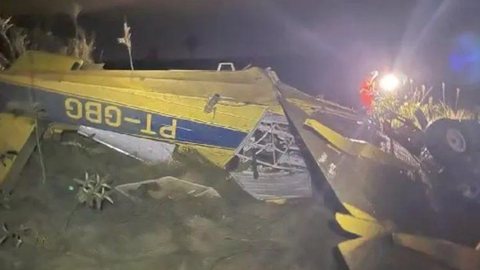 Avião agrícola cai de cabeça para baixo e piloto é resgatado com vida - Imagem: Reprodução/Corpo de Bombeiros de Minas Gerais