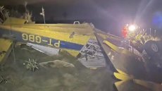 Avião agrícola cai de cabeça para baixo e piloto é resgatado com vida - Imagem: Reprodução/Corpo de Bombeiros de Minas Gerais