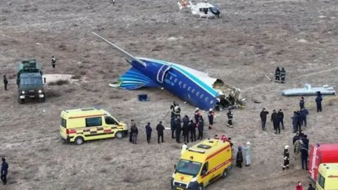 Um avião da Azerbaijan Airlines caiu no Cazaquistão, com 67 pessoas a bordo. 28 sobreviveram, 22 foram hospitalizadas. Investigação em andamento. - Imagem: Reprodução | X (Twitter) - @BBC / Azamat Sarsenbayev
