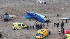Um avião da Azerbaijan Airlines caiu no Cazaquistão, com 67 pessoas a bordo. 28 sobreviveram, 22 foram hospitalizadas. Investigação em andamento. - Imagem: Reprodução | X (Twitter) - @BBC / Azamat Sarsenbayev