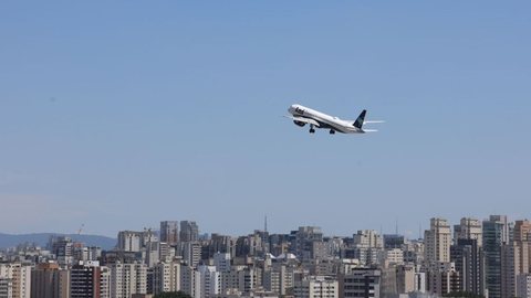Ministério revela que passagens aéreas caíram 20% em novembro, refletindo a diminuição dos custos com combustível e maior concorrência - Imagem:  Rovena Rosa/Agência Brasil