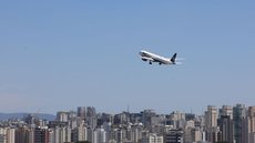 Ministério revela que passagens aéreas caíram 20% em novembro, refletindo a diminuição dos custos com combustível e maior concorrência - Imagem:  Rovena Rosa/Agência Brasil