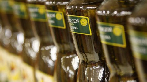 O Ministério da Agricultura alerta sobre fraudes em azeites de oliva, recomendando que consumidores interrompam o uso dos produtos adulterados - Imagem: Reprodução/O Globo