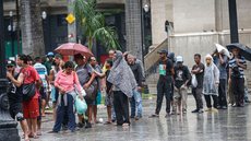 Moradores de rua recebem comida na Sé - Imagem: Reprodução / Agência Brasil / Paulo Pinto