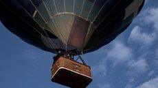 O balão, que transportava 15 pessoas, precisou pousar em local alternativo devido a mudanças nas condições do vento - Imagem: Reprodução / Pixabay