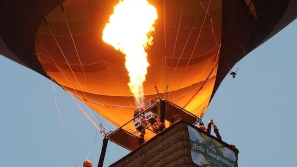 Funcionário pendurado em balão cai de 3 metros de altura. - Imagem: reprodução I Pixels