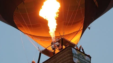 Funcionário pendurado em balão cai de 3 metros de altura. - Imagem: reprodução I Pixels