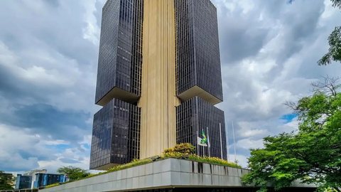 Com a inflação controlada, o Copom deve avaliar o cenário antes de implementar cortes na Selic, que afetam diretamente o consumo e investimentos - Imagem: Reprodução/Rafa Neddermeyer/Agência Brasil