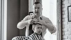 Barbeiro é assassinado enquanto cortava cabelo de criança de 8 anos - Imagem: reprodução Freepik