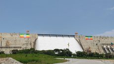 A Grande Barragem do Renascimento é a maior obra hidrelétrica da África, com investimento de quase 4 bilhões de dólares - Imagem: Reprodução / X / @YoloOliver1