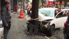 Carro destruído após colisão contra árvore na Rua Augusta, centro de São Paulo. - Imagem: Reprodução/TV Globo.