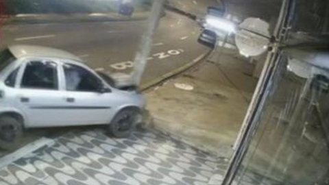 Briga antes da colisão provocou queda de criança em via movimentada. - Imagem: Reprodução/Câmera de Segurança.