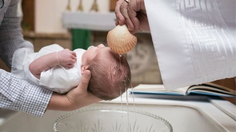 Padre confunde ácido com água benta no batismo de recém-nascida - Imagem: Unsplash