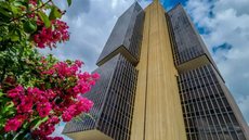 Com a Selic fixada em 15%, o Banco Central busca garantir a meta de inflação em meio a incertezas econômicas globais - Imagem: Reprodução / Rafa Neddermeyer / Agência Brasil