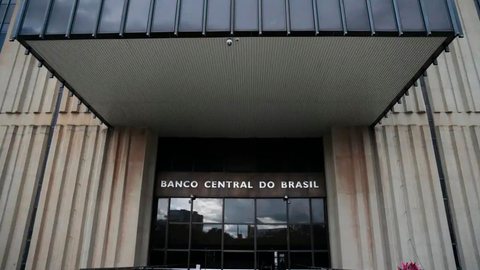 Déficit em transações correntes é projetado em US$ 58 bilhões, impulsionado por exportações de petróleo, mas cenário global é instável - Imagem: Reprodução/Marcello Casal JrAgência Brasil