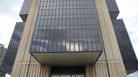 O Banco Central mantém a taxa Selic em 15% ao ano, mas pode aumentar se a situação econômica exigir - Imagem: Reprodução / Marcelo Casal Jr / Agência Brasil