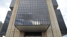 O Banco Central mantém a taxa Selic em 15% ao ano, mas pode aumentar se a situação econômica exigir - Imagem: Reprodução / Marcelo Casal Jr / Agência Brasil