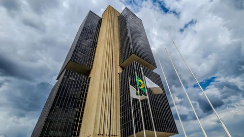 Aumento nas importações e queda no superávit comercial são fatores principais para o crescimento do déficit nas contas externas - Imagem: Reprodução | Agência Brasil