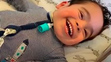 Bebê com síndrome rara vai para casa pela primeira vez após passar a vida hospitalizado - Imagem: reprodução ABC 7 Chicago