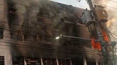 Fogo começou em um apartamento do último andar de um prédio de três andares - Imagem: Reprodução / SBT News