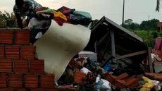 Bebê morre após ser arremessado durante vendaval; casa da família ficou destruída - Foto: Divulgação/Defesa Civil de Rio Branco; Reprodução / G1